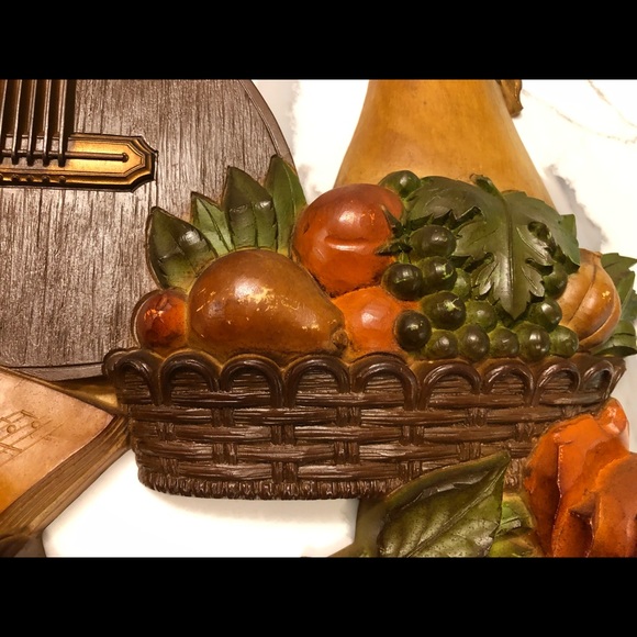 Dart Industries Kitschy VT Retro Plastic Molded Guitar, Flowers ... Wall Hanging - Picture 3 of 6